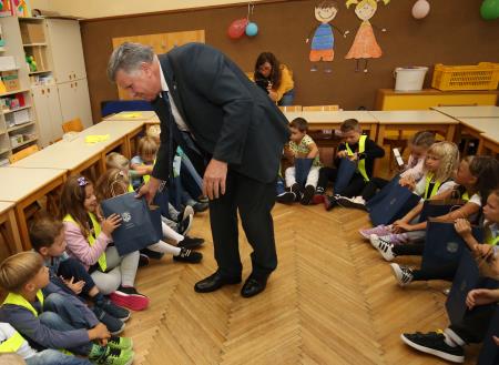 PRVOŠOLČKI CERKNICA 19 FOTO LJUBO VUKELIČ